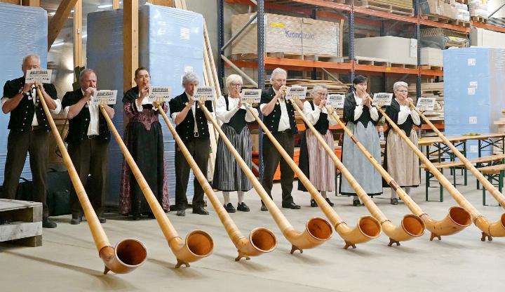 Die Alphorngruppe Gstaad füllt die grosse Halle mit Naturklängen. FOTO: PAULA MITTAG