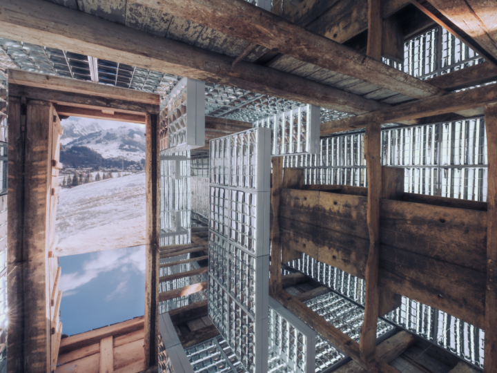 Blick aus der Installation auf das Saanenland: Die leuchtenden Flächen spiegeln die verschneiten Hänge, das Innen und Aussen verschmelzen. (Foto: Jack Orton)