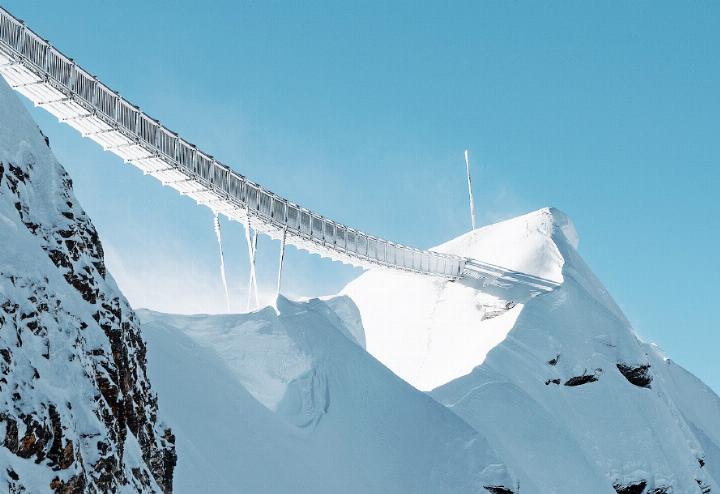 Peak Walk by Tissot mit Schnee bedeckt nach dem Sturm. FOTO: GLACIER 3000