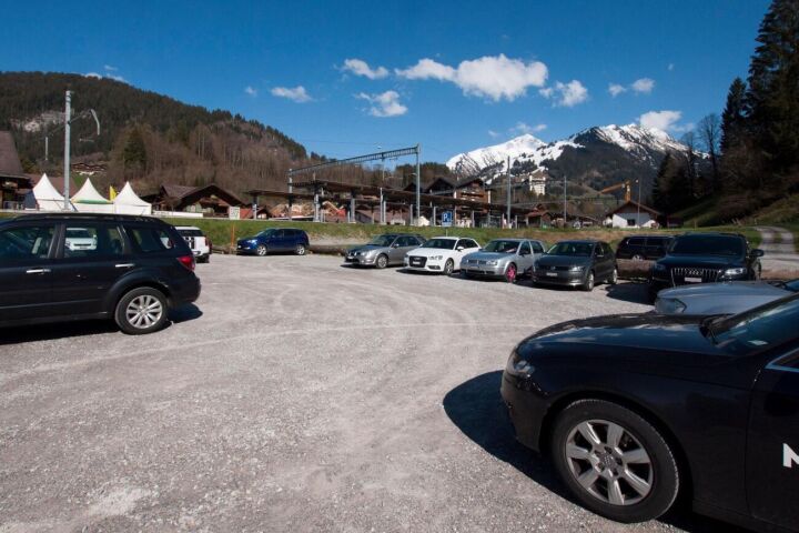 Dieses Areal gleich hinter dem Bahnhof in Gstaad soll ans Le Rosey für einen Neubau verkauft werden. (Foto: AvS)