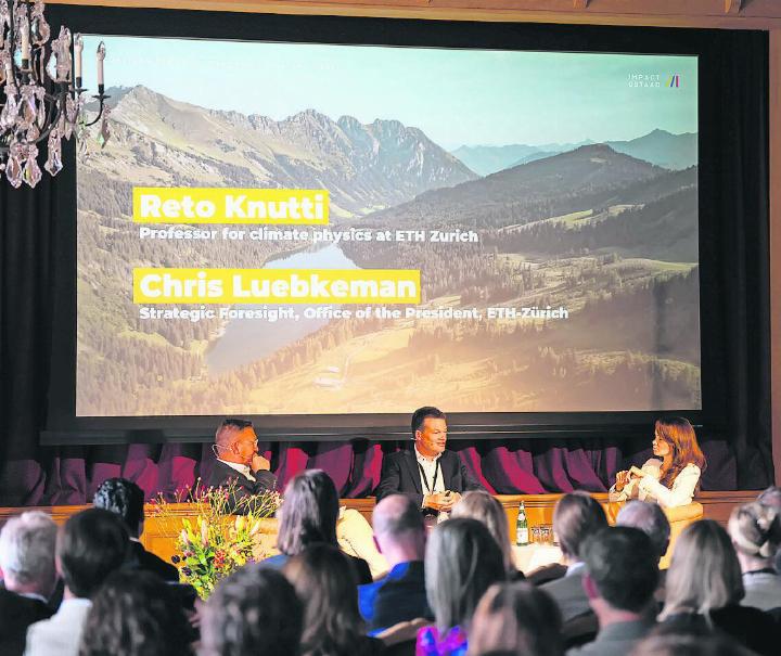 Chris Luebkeman, Reto Knutti und Moderatorin Carolin Roth (v.l.) beim vergangenen Impact Circle. FOTOS: IMPACT GSTAAD