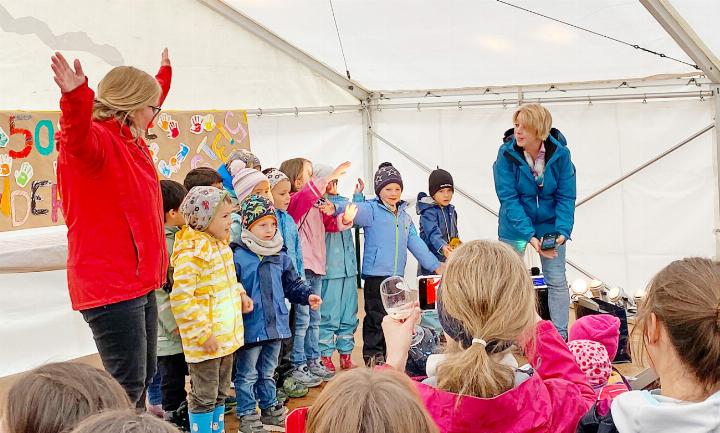 Die Kindergartenkinder verzauberten das Publikum mit fröhlichen Liedern und kleinen Tänzchen.