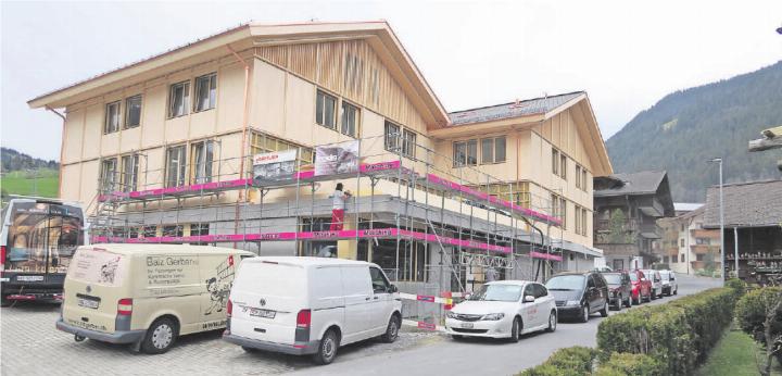 Das neue Gebäude der Raiffeisenbank Obersimmental-Saanenland soll im Spätsommer eingeweiht werden. FOTO: ZVG