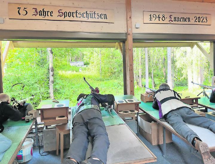 Konzentration im Schiessstand: Im August fand in Lauenen das Vereinswettschiessen statt. FOTO: ZVG