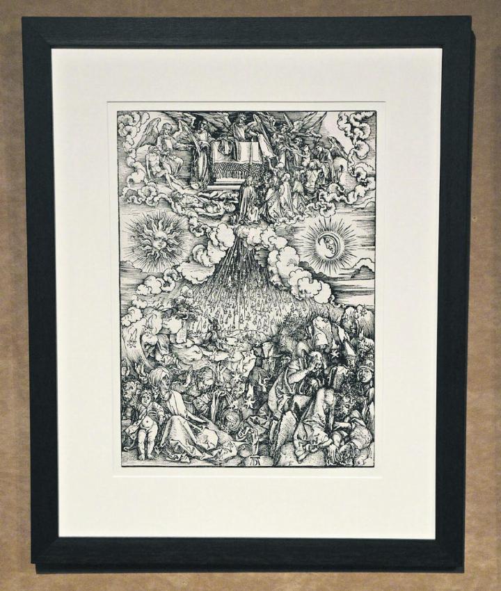 Die Darstellung des Jüngsten Gerichts von Dürer. Es handelt sich um eines seiner früheren Werke. Unten in der Mitte ist das Monogramm Dürers zu erkennen, das die Buchstaben A und D ineinander zeigt. Dürer war einer der ersten, der systematisch Monogramme verwendete. Das Bild war Teil eines Buches, das gewissermassen eine Kurzfassung der Apokalypse war. Auf der Rück seite ist der Text zum Bild noch immer erhalten. Solche Darstellung waren für das breite Volk gedacht, von denen der Grossteil nicht lesen konnte. FOTOS: NICOLAS GEISSBÜHLER