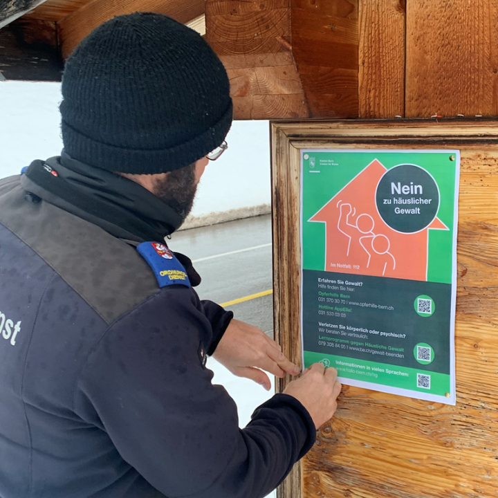 Die Plakataktion vermittelt niederschwellige Angebote für Betroffene – Opfer und Täter:innen –  von häuslicher Gewalt. (Foto: Kerem Maurer)