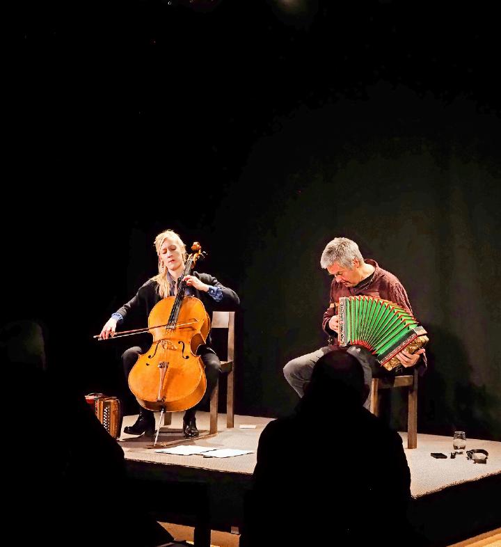 Kristina Brunner und Albin Brun begeisterten mit ihren Eigenkompositionen zwischen Jazz und zeitgenössischer Volksmusik. FOTO: KERSTIN KOPP