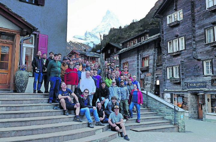 Zermatt Dorfplatz: Nach der Reise ist vor dem Essen.