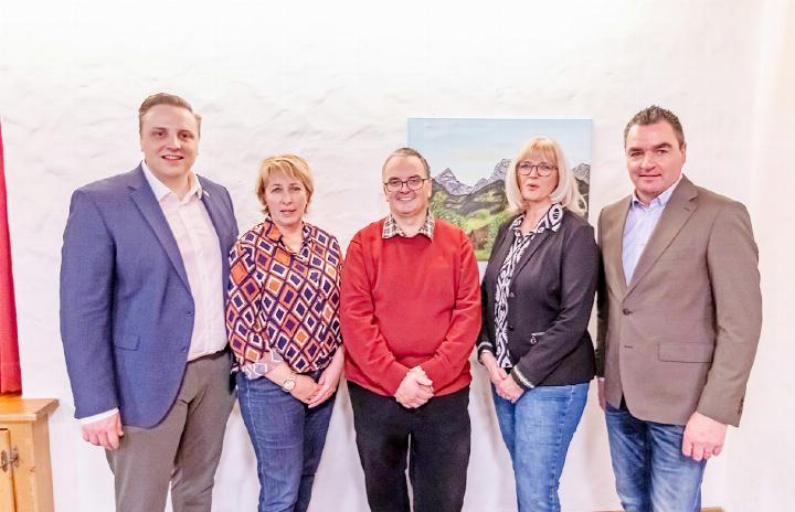 V.l.: Grossrat Nils Fiechter, Grossrätin Barbara Josi, Mario Hählen, Präsident SVP Sektion Saanen, Grossrätin Anne Speiser-Niess und Nationalrat Thomas Knutti gaben gemeinsam einen Sessionsrückblick. FOTO: ZVG