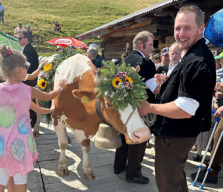 Die Meisterkuh wird auf den Tanzboden geführt. FOTO: ZVG