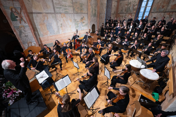 Die Camerata Salzburg spielte zusammen mit dem Collegium «Vocale Gent» unter der Leitung von Philippe Herreweghe das Eröffnungskonzert des Gstaad Menuhin Festival. Foto: Raphael Faux/gstaadphotography.com