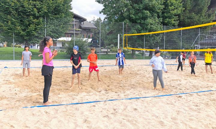 Alle bereit für eine Runde Beachvolleyball. FOTOS: ZVG