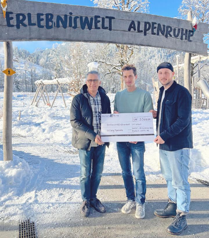 Beat «Bidu» Fritz (rechts) und Hans Frautschi (links) übergeben Markus Kindler den Spendenscheck.
FOTO: ZVG