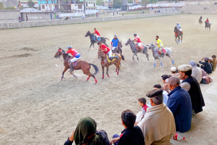 Der unscheinbare Chowgan Polo Ground in Chitral, im Norden Pakistans, gilt als eine der Geburtsstätten des modernen Polosports. In der Nähe liegt der Shandur-Pass (3738m), wo jährlich im Sommer das höchste Poloturnier der Welt gespielt wird. FOTO: MARTIN GURTNER-DUPERREX