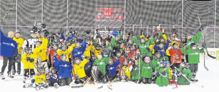 Die Gstaader Eishockeyfamilie feierte den Saisonabschluss gemeinsam auf dem Eis. FOTO: PETRA KREBS