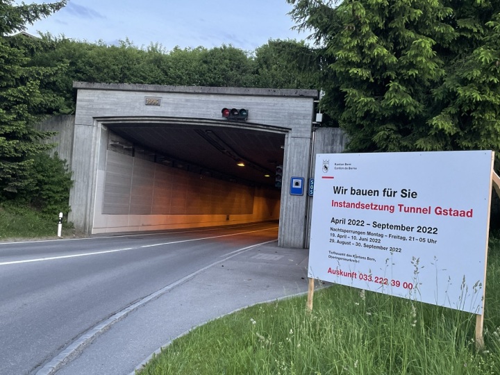 Die erste Etappe der Instandstellung ist abgeschlossen. Bis zum 29. August rollt der Verkehr auch nachts wieder durch den Tunnel.     (Foto: Anita Moser)