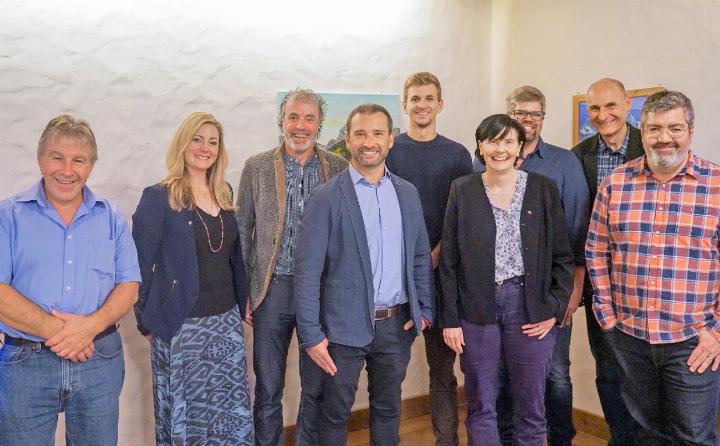 Der neue Saaner Gemeinderat: (v.l.) Klaus Romang, Patricia Matti, Sigbert Feller, Nathanael Perreten, Elio von Grünigen, Gemeindepräsidentin Petra Schläppi, Martin Hefti, Philippe Marmet und David Schmid. FOTO: JOCELYNE PAGE