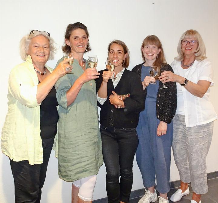 Gemeinsam stossen sie an: v.l. Marianne Haueter, Ursula Michel, Hannah Niederberger, Susanne Reber und Anne Speiser. FOTOS: VRENI MÜLLENER