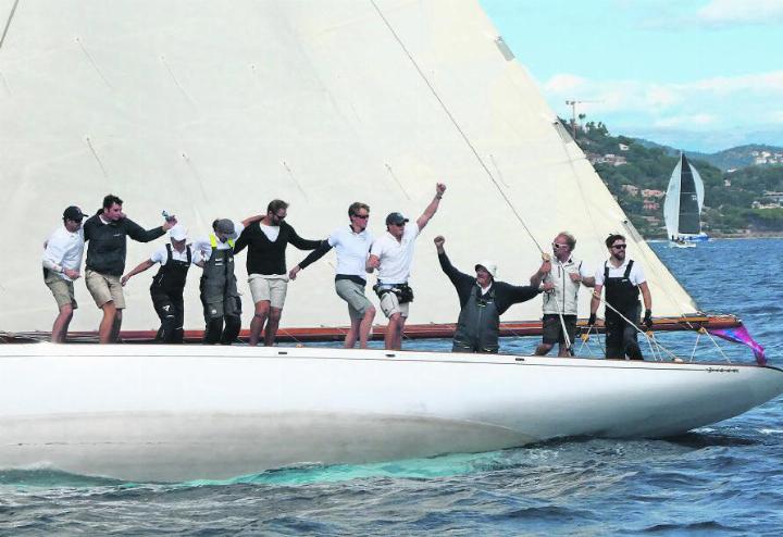Die jubelnde Gewinner-Crew auf der hundertjährigen Yacht Kismet (1898). FOTOS: JÜRG KAUFMANN/GYC
