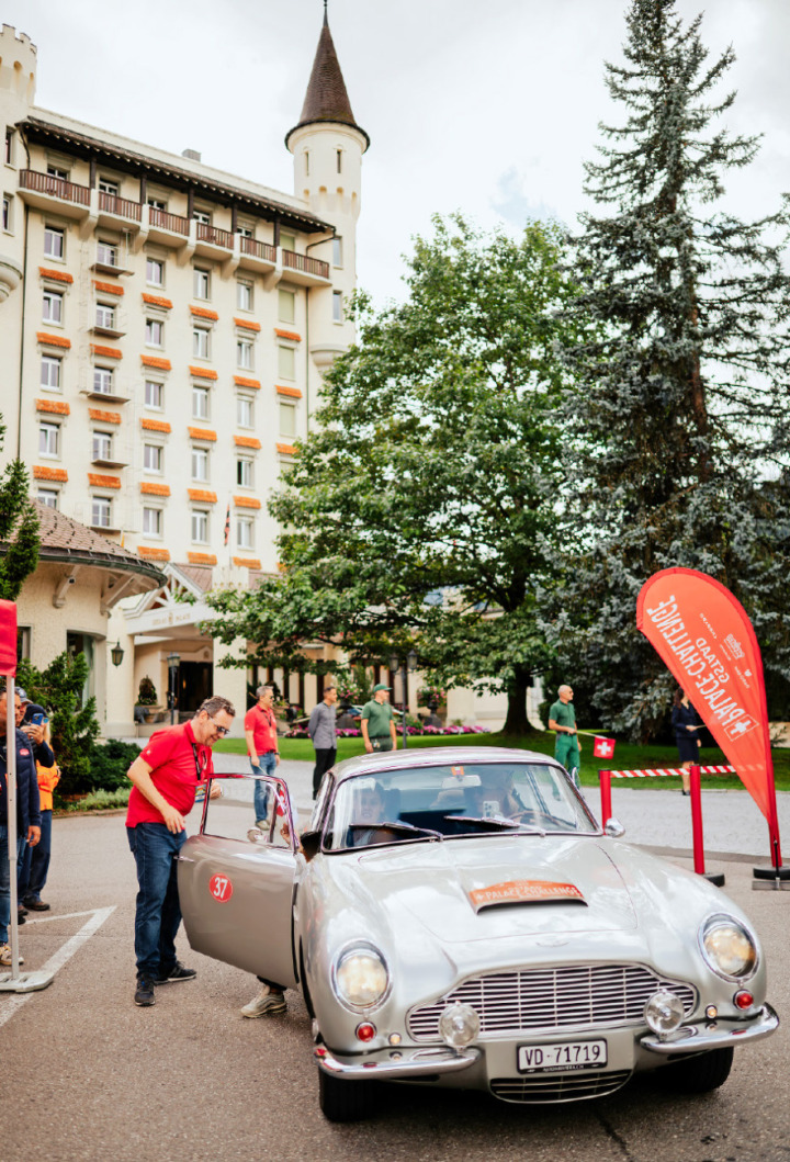 Ein stilvoller Aston Martin rollt vor das Gstaad Palace, wo die Teams mit ihren Fahrzeugen herzlich empfangen werden. FOTOS: MELANIE UHKÖTTER