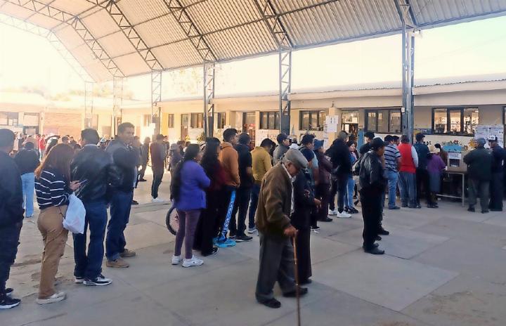 Warteschlangen vor dem Wahllokal. FOTO: ZVG
