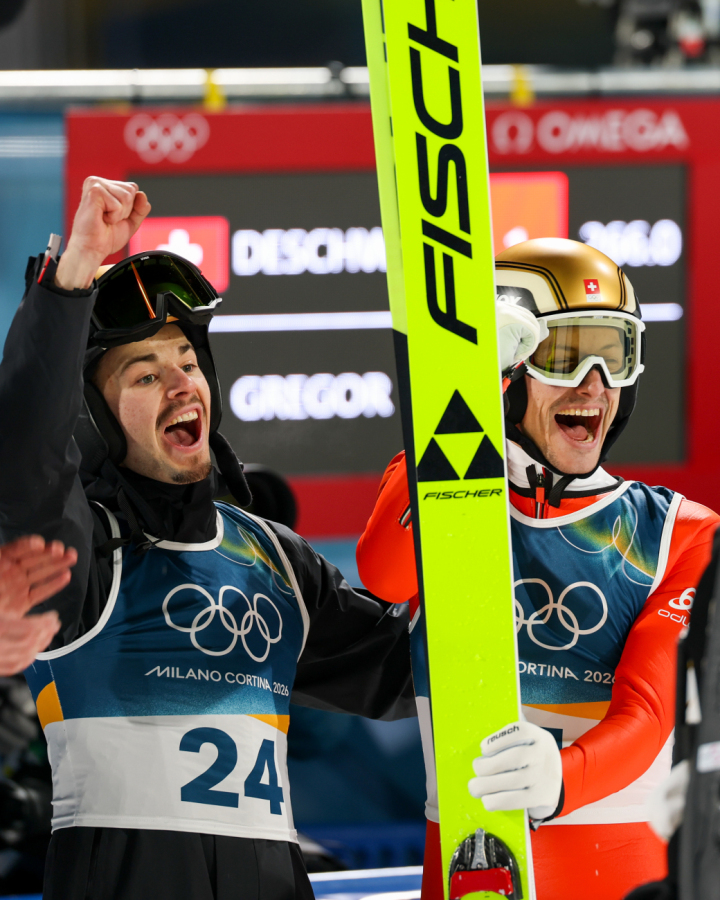Das Resultat ist da! Sandro  Hauswirth (links) freut sich  zusammen mit Gregor Deschwanden über die Bronzemedaille.  (Fotos: zvg)
