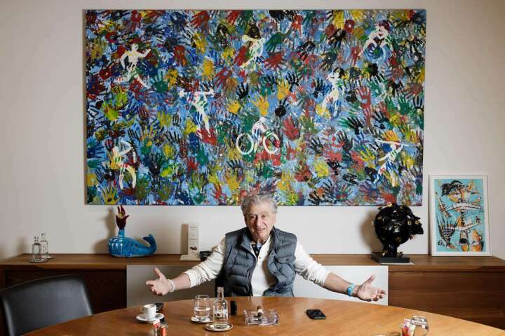 Nik Hayek trägt beim Interview demonstrativ die Ai-Dada-Uhr von Swatch mit Trumps Ego-Botschaft «Me, Myself and I». Fotos: Nik Egger