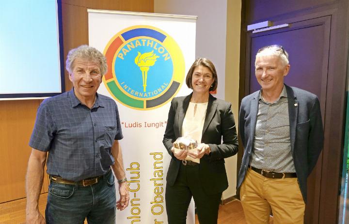 Nach dem Referat von Regula Meier verdankten Panathlon-Präsident Armin Oehrli und Programmchef Hippolyt Kempf ihre Ausführungen mit einem Präsent. FOTO: LUZIA WYSSEN