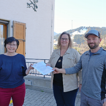 Widerstand gegen das Caprices Festival - Im April überreichten die Initianten Vera Steiner (Mitte) und Markus Welten das Mäppchen mit den gesammelten Unterschriften an Gemeindepräsidentin Petra Schläppi. Inzwischen hat der Veranstalter und der Tourismus auf die Petition gegen das Caprices Festival reagiert. Die Geminde selbst hat sechs Monate Zeit für ihre Stellungnahme.    FOTO: SONJA WOLF