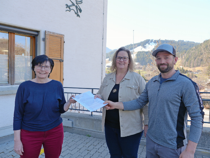 Im April überreichten die Initianten Vera Steiner (Mitte) und Markus Welten das Mäppchen mit den gesammelten Unterschriften an Gemeindepräsidentin Petra Schläppi. Inzwischen hat der Veranstalter und der Tourismus auf die Petition gegen das Caprices Festival reagiert. Die Geminde selbst hat sechs Monate Zeit für ihre Stellungnahme.    FOTO: SONJA WOLF