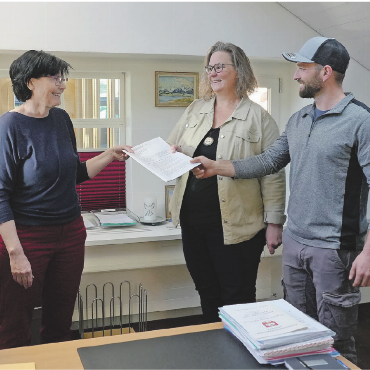 Widerstand gegen das Caprices Festival - Vera Steiner (Mitte) und Markus Welten übergeben die Unterschriften an Gemeindepräsidentin Petra Schläppi. Die Gemeinde hat nun sechs Monate Zeit, auf die Petition zu antworten.   FOTO: SONJA WOLF