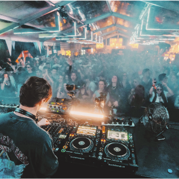 Widerstand gegen das Caprices Festival - Die Winteredition des Caprices Festivals ist von Crans-Montana nach Gstaad umgezogen und hat das Ende der Wintersaison gehörig zum Vibrieren gebracht – zur Freude der einen und zum Leidwesen anderer.   FOTO: CAPRICES FESTIVAL/CONNOR BAKER