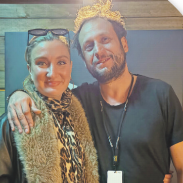 Widerstand gegen das Caprices Festival - Direktor und Festivalgründer Maxime Léonard – hier mit Kerol Kollom, Eventmanagerin des Caprices Festivals – im Einsatz auf dem Eggli Ende März.   FOTO: CLAUDIA HEINE