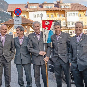 Schatzsuche oder Skirennen? - Die Teilnehmenden des Bergführervereins Gstaad-Lenk an den IVBV-Skimeisterschaften in Obertauern.
FOTOS: ZVG