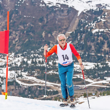 Schatzsuche oder Skirennen? - Ueli Grundisch beim Aufstieg.