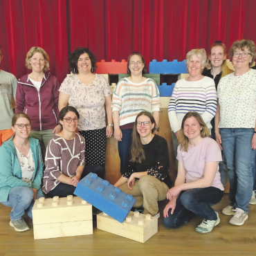 Eine ganze Woche Spiel und Spass im Rüttischulhaus - Sie führten die Kinder geordnet durch die ereignisreichen Nachmittage: (stehend v.l.) Janick von Siebenthal, Daniela Perreten, Sandra Burri, Arlette Perreten, Margreth Stähli, Melanie Menzi, Maria von Siebenthal, Daniela Brand. Vorne v.l. Monika Reichenbach, Tirza Bonafini, Pia Ulrich, Julia Perreten. Es fehlt: Romy Müllener.   FOTOS: VRENI MÜLLENER