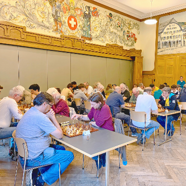 Schachclub Saanenland feiert 40 Jahre mit Jubiläumsturnier - Ein Blick in den Turniersaal: 41 Spielerinnen und Spieler traten zum Aktivturnier des Schachclubs Saanenland an.    FOTOS: ZVG