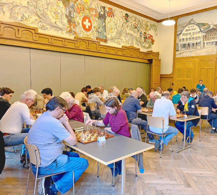 Ein Blick in den Turniersaal: 41 Spielerinnen und Spieler traten zum Aktivturnier des Schachclubs Saanenland an.    FOTOS: ZVG