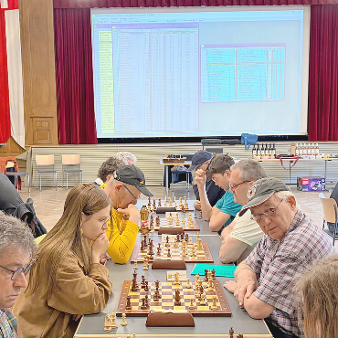 Schachclub Saanenland feiert 40 Jahre mit Jubiläumsturnier - Teilnehmende des Jubiläumsturniers im konzentrierten Spiel im Saal des Landhauses in Saanen.
