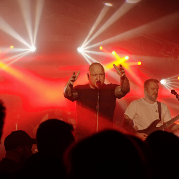 Zwischen Punk und Campingstuhl: ein Wochenende am Mad Muni - Die Band «Stepfather Fred» stand am Freitag auf der Bühne des Mad Muni.    FOTO: JONATHAN SCHOPFER