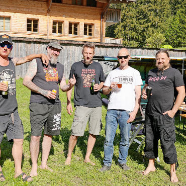 Zwischen Punk und Campingstuhl: ein Wochenende am Mad Muni - Die Freundesgruppe aus dem Kanton Aargau: von links: Sämpi, Vollmi, Christian «Wägi», Luki und Oc. FOTOS: JONATHAN SCHOPFER