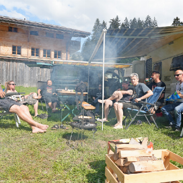Zwischen Punk und Campingstuhl: ein Wochenende am Mad Muni - Bei den Freunden kommen immer wieder Leute vorbei, um zu plaudern.