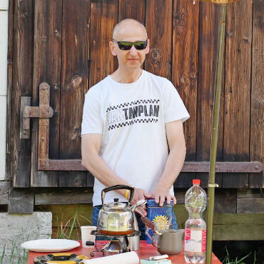 Zwischen Punk und Campingstuhl: ein Wochenende am Mad Muni - Ostfriesentee am Mad Muni, serviert von Luki.