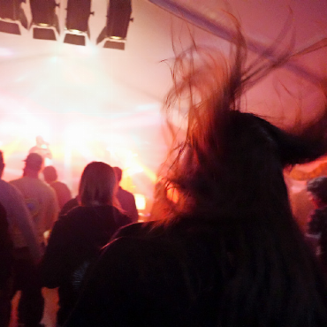 Zwischen Punk und Campingstuhl: ein Wochenende am Mad Muni - Bei Oc stehen die Haare zu Berge - das Konzert gefällt ihm.