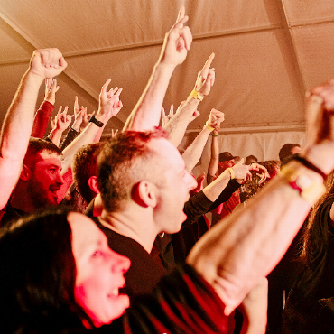 Zwischen Punk und Campingstuhl: ein Wochenende am Mad Muni - Ausgelassene Stimmung am Freitagabend.   FOTO: MICHEL VARRIN FOTOGRAFIE