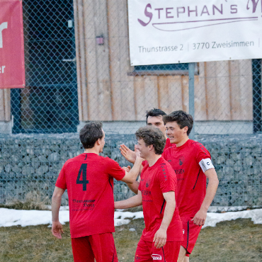 Team Simme/Saane gewinnt gegen Steffisburg und hält Kurs Richtung 3. Liga - Sieg gegen den FC Steffisburg: Das erste Team Simme/Saane ist auf dem Weg Richtung 3. Liga.
FOTOS: YARA MINNIG