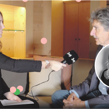 Tag des Lokaljournalismus 2026: Wir stellen die Fragen – diesmal uns selbst - Im Herbst 2024 interviewte das ganze AvS-Team alle Kandidierenden der Saaner Gemeinderatswahlen, so auch Jocelyne Page, hier im Interview mit dem amtierenden Präsidenten der Gemeindeversammlung. SCREENSHOT: AVS