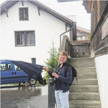 Tag des Lokaljournalismus 2026: Wir stellen die Fragen – diesmal uns selbst - Vor einem Termin in der Kirche Saanen zur Frage, weshalb die Kirchenuhr nachgeht, begann es zu regnen. Artikel erschien im Juli 2025.   FOTO: ZVG