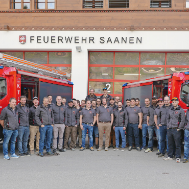 Zwei neue Kleintanklöschfahrzeuge für die Feuerwehr Saanen - Die Angehörigen der Feuerwehr Saanen freuen sich über die zwei neuen Kleintanklöschfahrzeuge.    FOTO: JONATHAN SCHOPFER