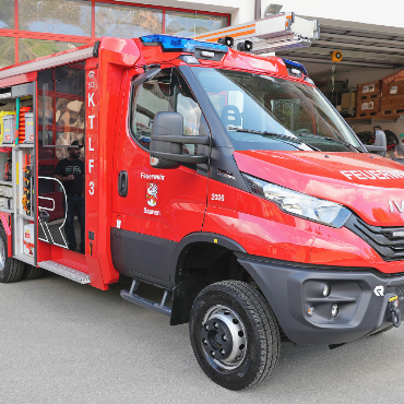 Zwei neue Kleintanklöschfahrzeuge für die Feuerwehr Saanen - Die Neuanschaffung überzeugt die Feuerwehr Saanen gleich in mehrfacher Hinsicht – unter anderem wegen seinem Automatikgetriebe.    FOTOS: JONATHAN SCHOPFER